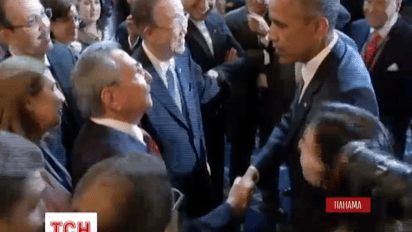 Президенты США и Кубы впервые за 56 лет пожали друг другу руки