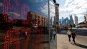 Россияне готовятся к падению курса рубля из-за цен на нефть