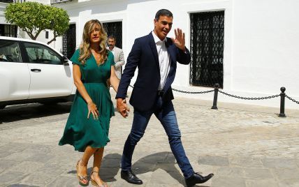 В изумрудном платье с декольте и питоновых босоножках: как выглядит жена премьер-министра Испании