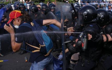Президент Румынии осудил силовой разгон протеста в Бухаресте