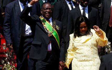 У яскравій ажурній сукні і на шпильках: перша леді Зімбабве на урочистій церемонії