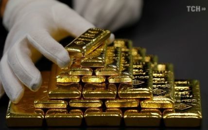 Росія тоннами скуповує золото для захисту від санкцій США