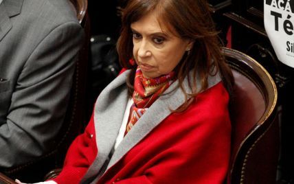В красном кардигане и с пестрым платком: экс-президент Аргентины пришла на работу в эффектном образе