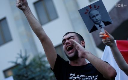 "Путін n*хuі": у Тбілісі пікетували російське представництво в 10-у річницю вторгнення РФ