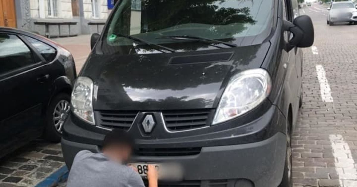 У Києві знайшли і покарали чоловіка, який проїхав на мікроавтобусі пішохідним мостом