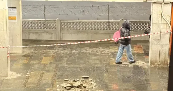 На перрон станции на красной линии в метро упала часть кровель / © Фото из открытых источников