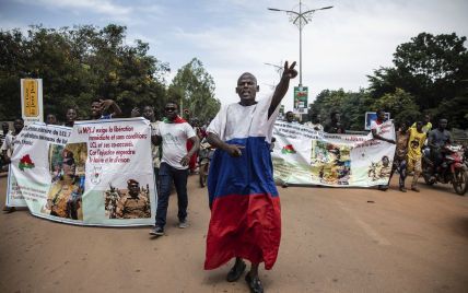 Мятежники в Буркина-Фасо атаковали посольство Франции: некоторые заворачивались в флаги РФ (фото)