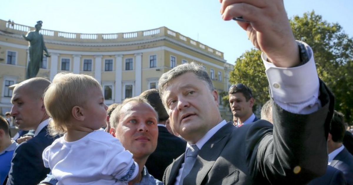Петр Порошенко фотографируется с одесситами. Президент Украины посетил с рабочим визитом Одессу, где, среди прочего, принял участие в торжественной церемонии принесения присяги сотрудниками полиции.