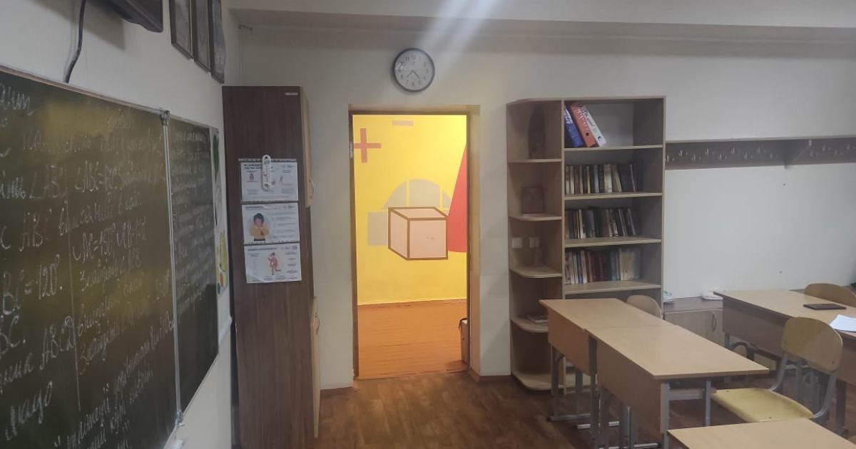 На Киевщине в школе восьми ученицам стало плохо из-за антисептика, который нашли на мусорнике