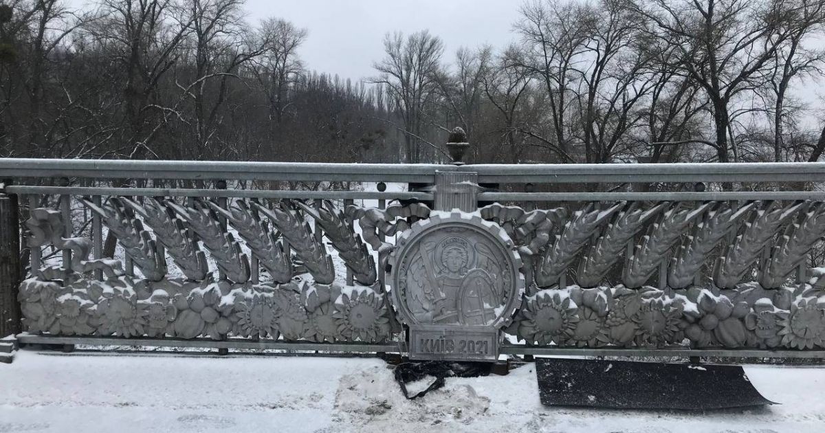На мосту Патона у Києві радянську зірку замінили на Архангела Михаїла / © Фото з соціальних мереж