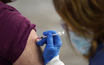 МОЗ пропонує кожному дорослому жителю Британії до осені вакцинуватися від COVID-19