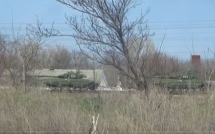 Росія стягує десятки танків до українського кордону - Reuters
