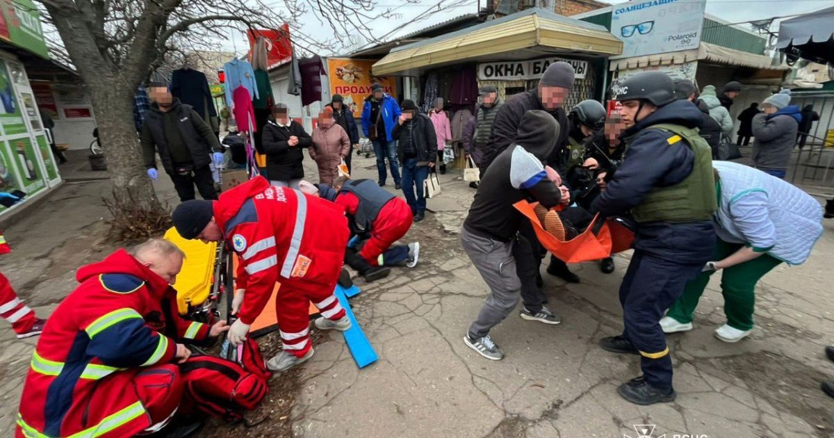 As a result of the attack on the market in Nikopol, people were injured / Photo: State Emergency Service of Ukraine in Telegram