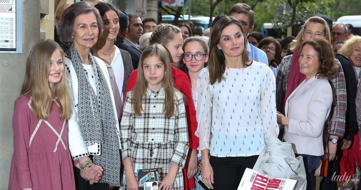 Королева Летиция с дочками и королева София в Мадриде