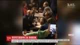 Ангелу Меркель и Эммануэля Макрона застали с кружками пива в брюссельском баре
