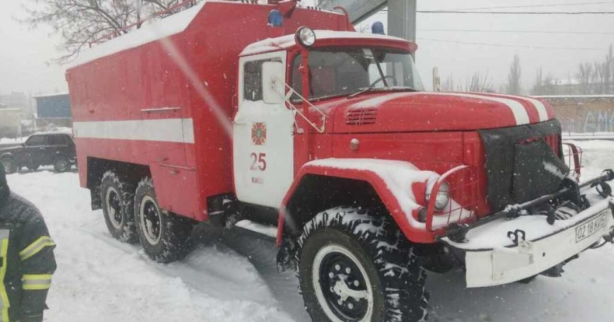 В Киеве на борьбу со снежными заносами вышли спецавтомобили