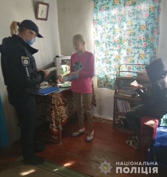 Під Житомиром четверо дітей тиждень сиділи вдома без матері, поки та пиячила у сусідньому районі