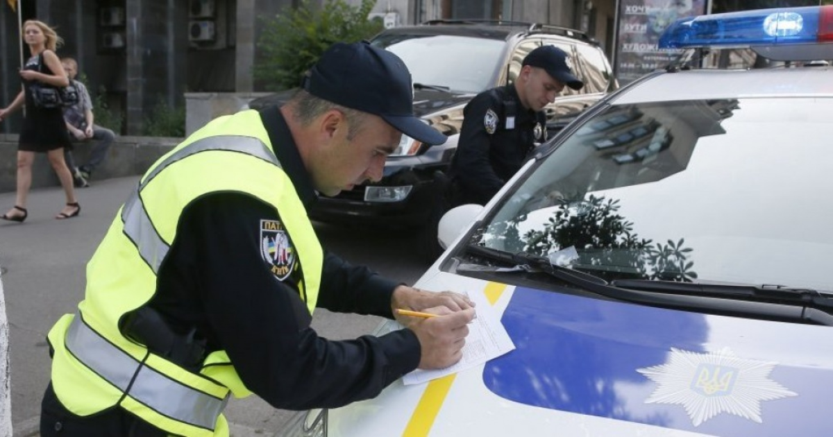 В Киеве водитель уснул за рулем и влетел в светофор