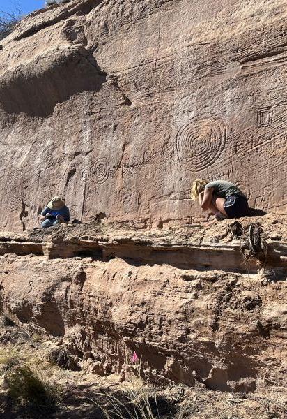 Археологи в США виявили величезні спіралі, вирізані на скелях: фото