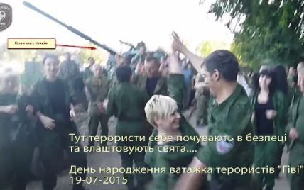 Дрон снял видео позиций боевика Гиви в жилом районе Донецка