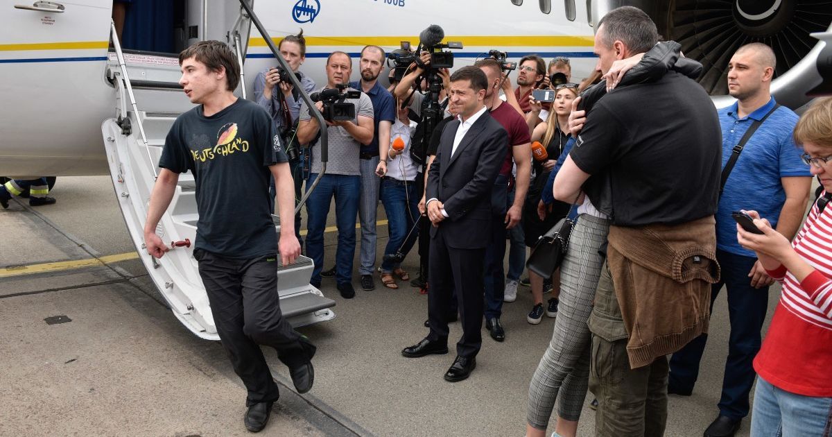 Звільнений політв'язень Гриб пояснив, чому не потиснув руку Зеленському