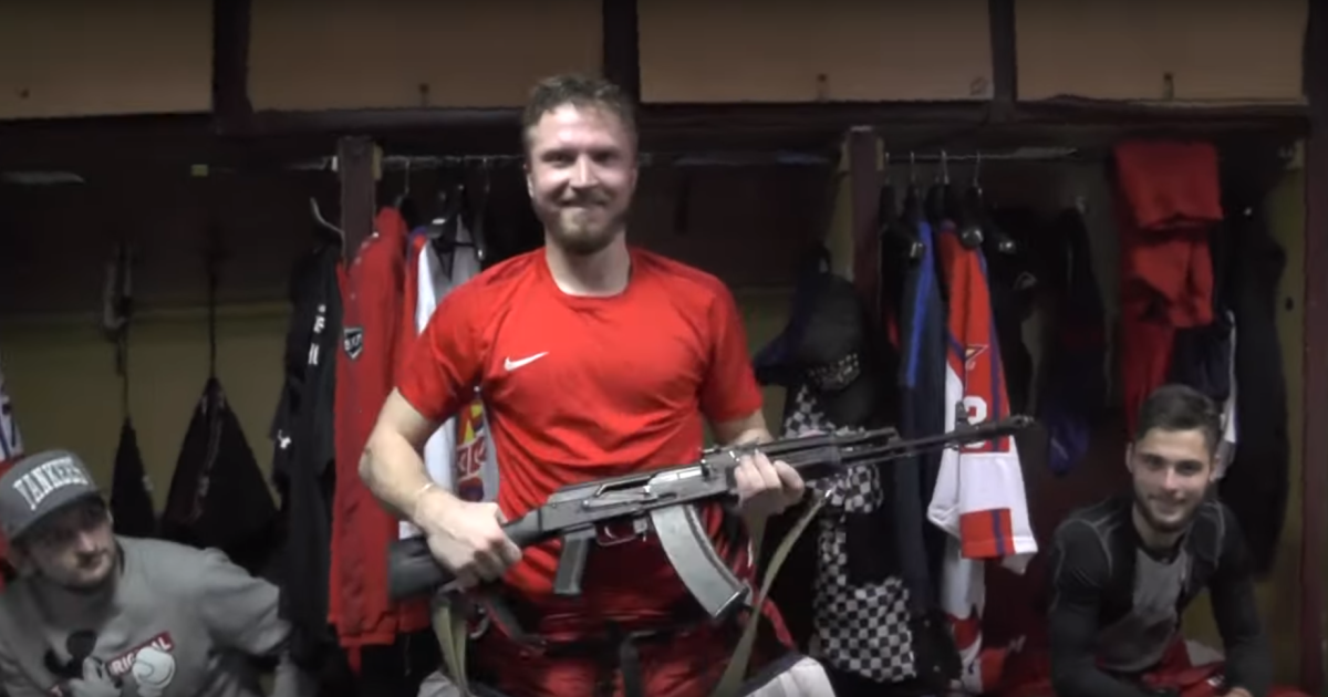 Російський хокейний клуб вручив автомат найкращому гравцю матчу