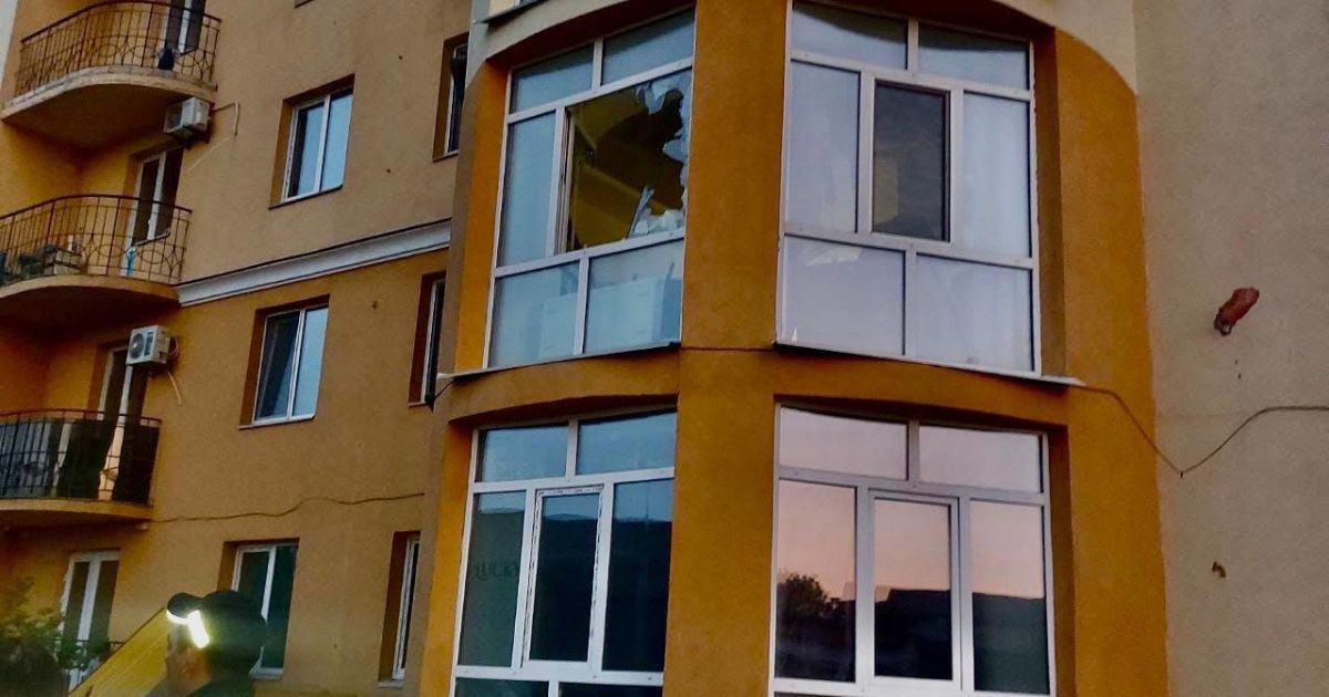 В результате ночной атаки дронами на Киев повреждены 17 жилых объектов