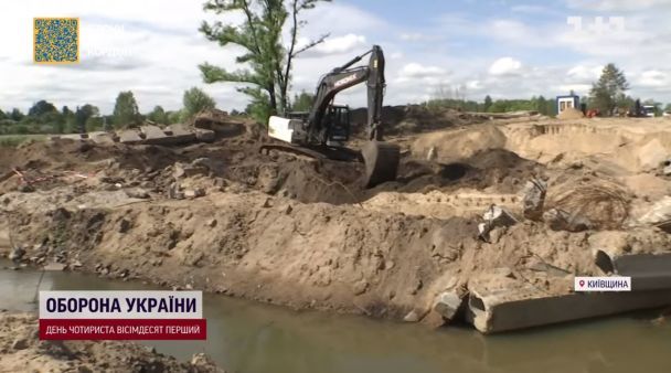 Турок Мустафа своїм екскаватором розчищає територію для побудови нового моста