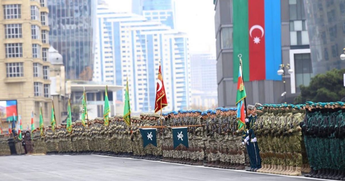 Прекращение войны в Нагорном Карабахе: в Баку состоялся парад, а в Ереване не утихают протесты