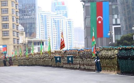 Припинення війни у Нагірному Карабасі: в Баку відбувся парад, а в Єревані не вщухають протести