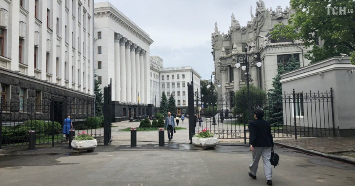 Біля Адміністрації президента зробили вільний прохід