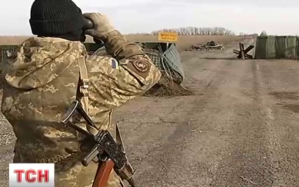 Контрабанда в "сірій зоні" на Донбасі. Як силовики "кришують" нелегальний бізнес
