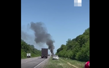 У Ростовській області посеред траси спалахнув БТР із боєкомплектом: на місці ДТП лунали вибухи (відео)