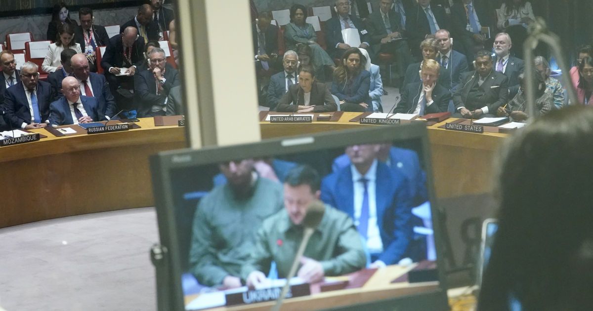 Представник РФ Василь Небензя слухає виступ президента України Володимира Зеленського на Раді безпеки ООН 20 вересня 2023 року