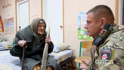 Пройшла близько 10 км: 98-річна бабуся вийшла з окупованої частини Очеретиного 