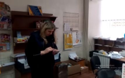 "Забыла" украинский и маску: громкий скандал на "Укрпочте" закончился увольнением (видео)