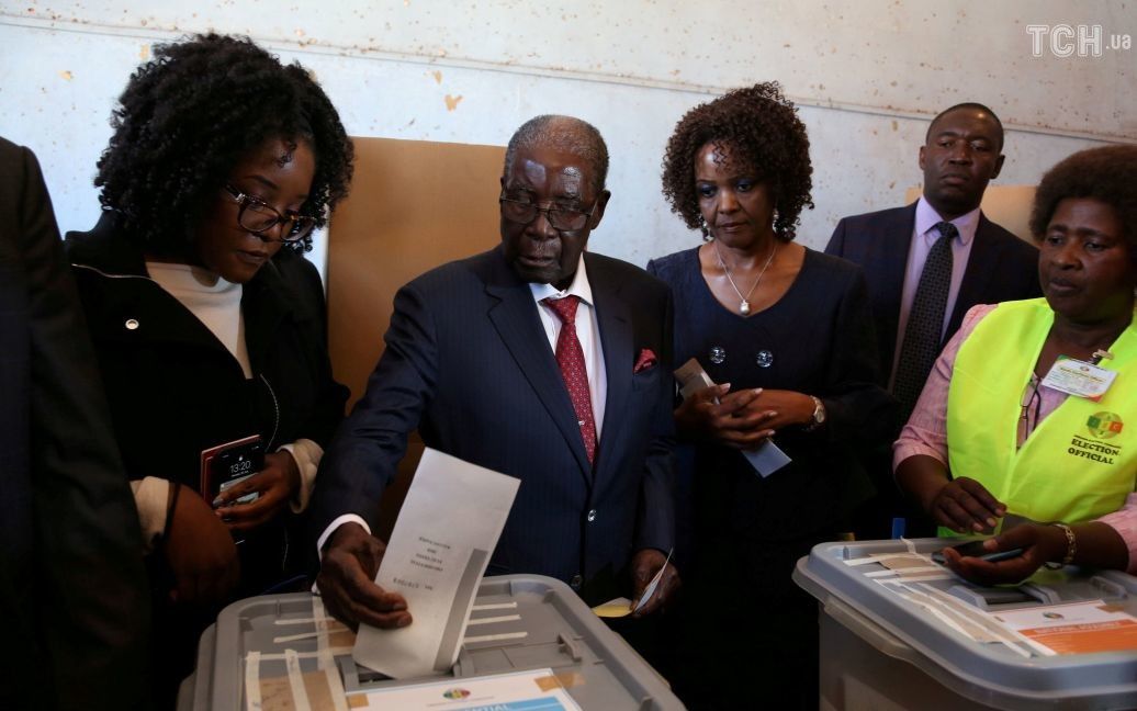 Екс-президент Мугабе разом зі своєю дружиною / © Reuters