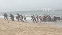 Туристы в Испании сняли на видео высадку на пляже лодки с десятками мигрантов