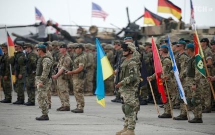 Полторак анонсировал подписание контрактов на поставку оружия из стран-членов НАТО