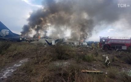 В Мексике назвали причину падения самолета с более чем 100 людьми на борту
