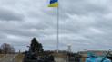 Майорить в мороз і сніг. Хто і як піднімає найбільший прапор України над Києвом