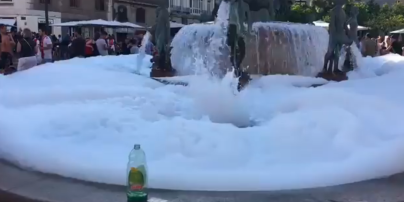Фанаты "Аякса" сделали пенную ванну с фонтана в Испании перед Лигой чемпионов