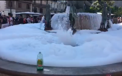 Фанаты "Аякса" сделали пенную ванну с фонтана в Испании перед Лигой чемпионов