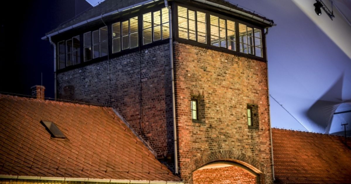 Некоторые из посетителей считает, что установки за пределами здания в Польше напоминают душ