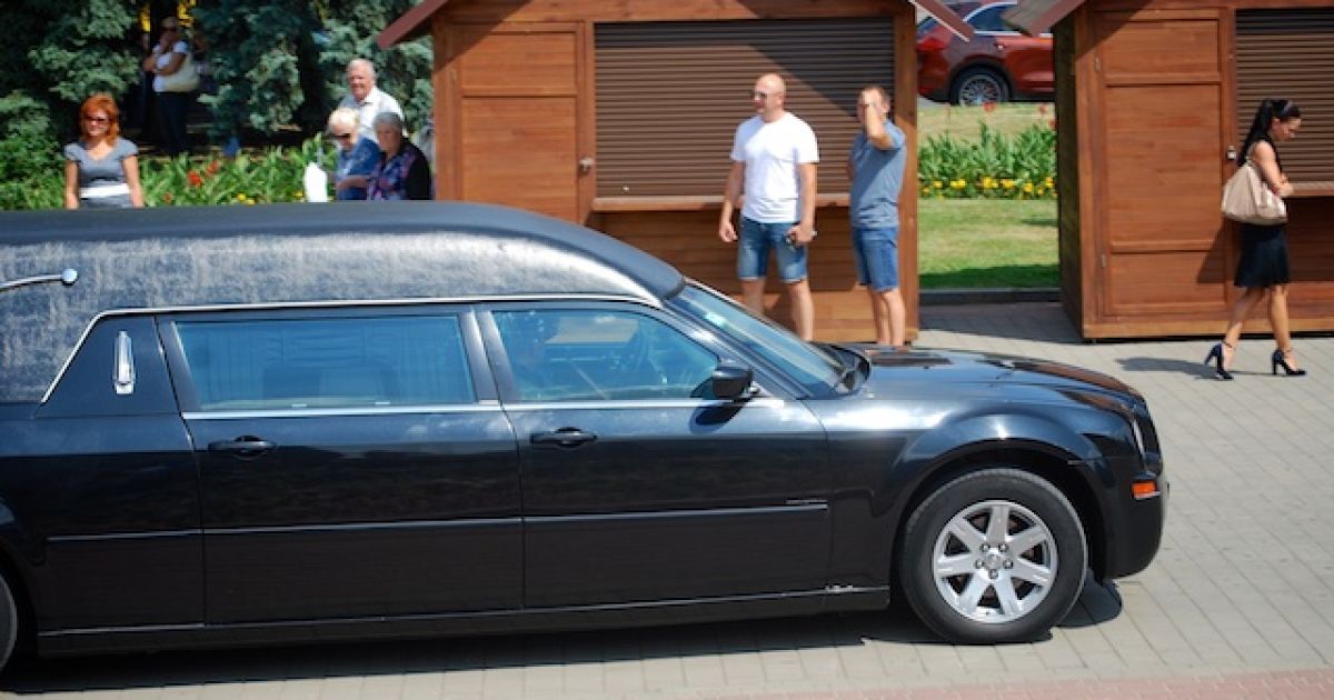 Во время церемонии прощания в Луцке с умершим Еремеевым / © ТСН.ua