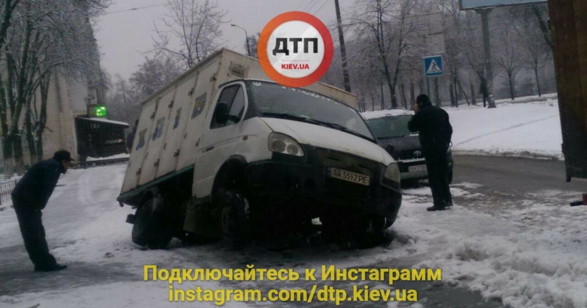 Кран вытащил машину с хлебом из "коммунальной" пропасти в Киеве