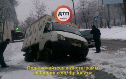 Кран вытащил машину с хлебом из "коммунальной" пропасти в Киеве