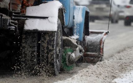 Киевским коммунальщикам отменили выходной и заставили убирать снег