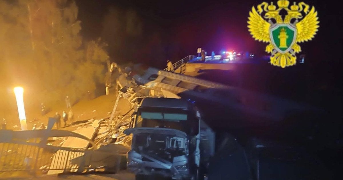 Обвал мосту на поїзд в РФ
