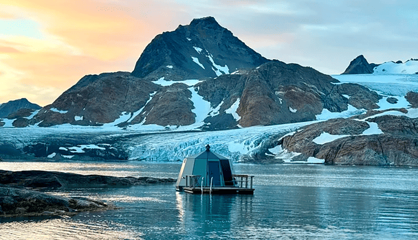 Без зв’язку та Wi-Fi: як виглядає унікальна хатина, що плаває серед айсбергів (фото)